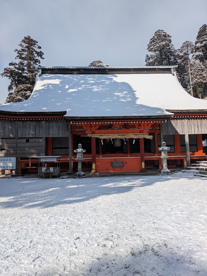 ■今日の一枚:雪化粧の英彦山奉幣殿。雪化粧はこれで見納め。これから生物たちが動き出し新緑まぶしい季節にかわっていくことだろう。