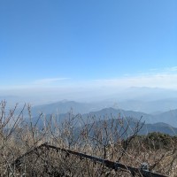 ■今日の一枚：三郡山からの眺望。遠くに英彦山を望む。この日はちょっとかすんでいましたが。なんとなく春遠からじ。でした。